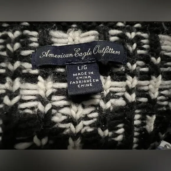 Wool blend oversized American Eagle black and white winter sweater. Size Large. - Picture 5 of 6